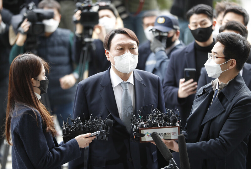 지난달 4일 서울 서초구 대검찰청 청사 앞에서 사의를 밝히는 윤석열 전 검찰총장. 김혜윤 기자 unique@hani.co.kr