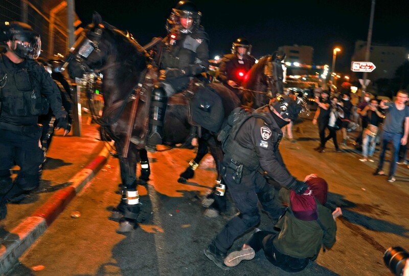 지난달 8일 이스라엘 국경경찰이 동예루살렘에서 팔레스타인 시위대의 한 여성을 진압하고 있다. AFP 연합뉴스.