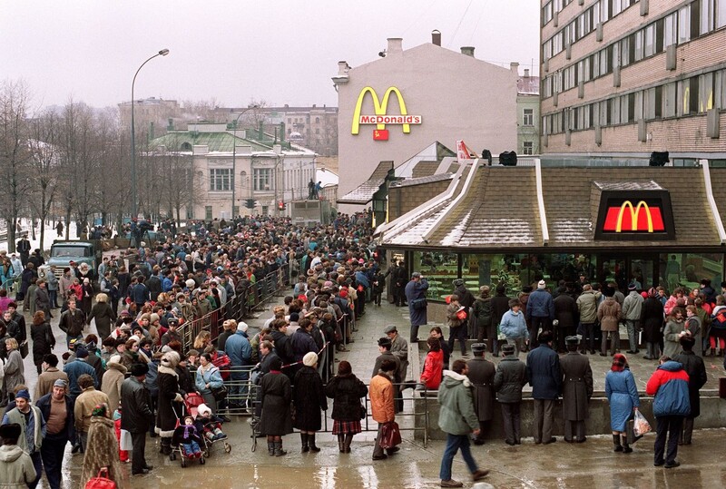 1990년 1월 31일 모스크바 시내 푸시킨 광장에 문을 연 소련 내 첫 맥도날드 점포 앞에 길게 줄을 서 기다리고 있는 모습. AFP 연합뉴스