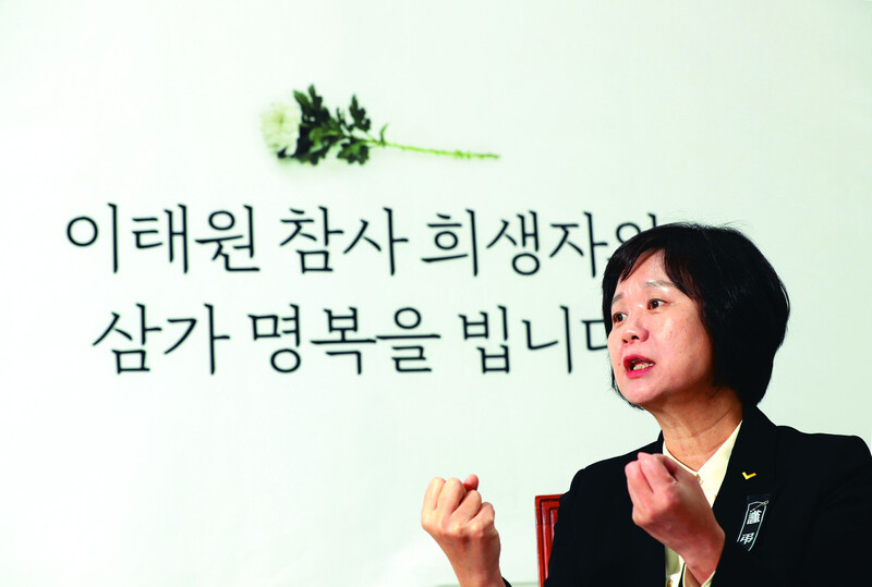 이정미 정의당 신임 대표가 3일 국회에서 &lt;한겨레&gt;와 인터뷰하고 있다. 당대표 선출 다음날 일어난 ‘이태원 참사’ 대응을 위해 인터뷰를 잠시 미뤘던 그는 이 자리에서 “일상이 튼튼한 정의당을 만들겠다”고 말했다. 김봉규 선임기자 bong9@hani.co.kr