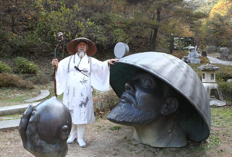 2005년부터 김삿갓 옛 주거지에 살고 있는 해설사. 김삿갓 문학공원에서 만난 그는 자신을 ‘현대판 김삿갓’이라고 소개했다. 김선식 기자