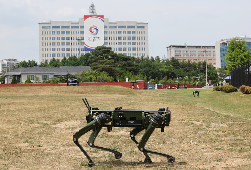 지난 6월 일반 국민에게 개방된 서울 용산공원에서 미국 ㄱ사의 로봇개가 대통령 집무실 경호용으로 시험 운용되고 있다. 연합뉴스