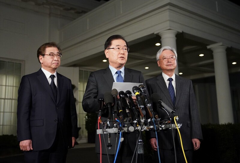 2018년 3월8일 오후(현지시각) 정의용 청와대 국가안보실장이 미국 워싱턴 백악관에서 도널드 트럼프 대통령을 면담한 뒤 북한 김정은의 트럼프 방북 초청 등 면담 내용을 기자들에게 설명하고 있다. 워싱턴/AFP 연합뉴스