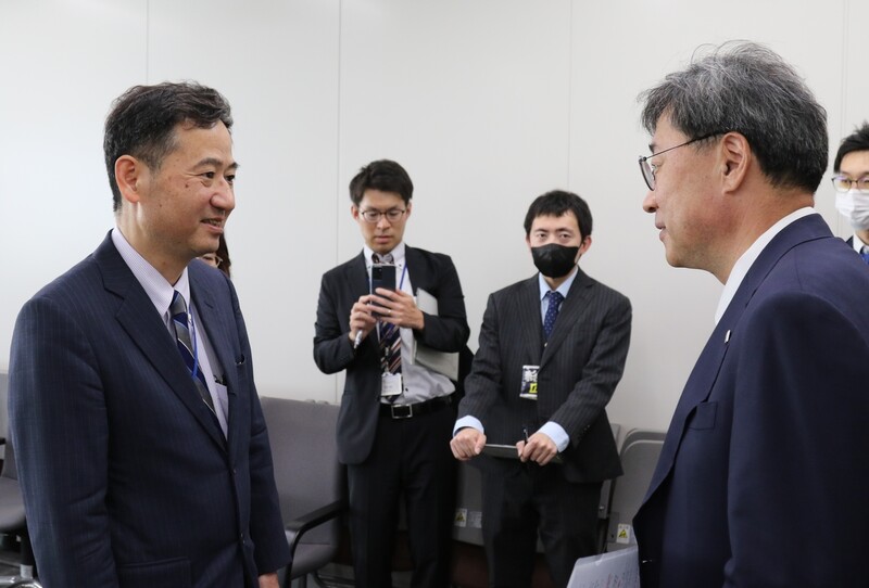 박윤규 과학기술정보통신부 2차관(오른쪽)과 요시다 히로시 일본 총무성 총무심의관(차관)이 지난달 30일 도쿄 총무성에서 한·일 디지털 분야 차관 회담에 앞서 이야기를 나누고 있다. 도쿄/연합뉴스