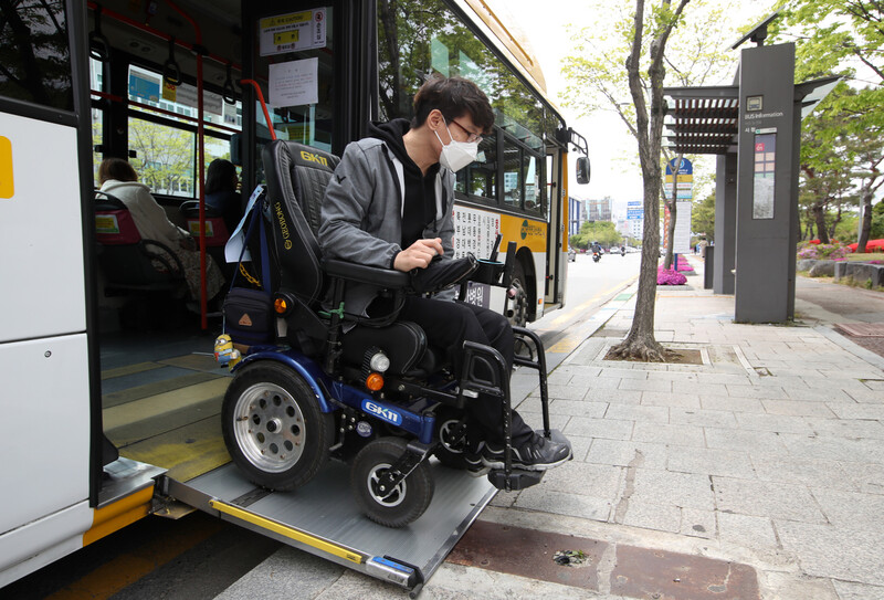 저상버스에서 하차하는 장애인. 연합뉴스