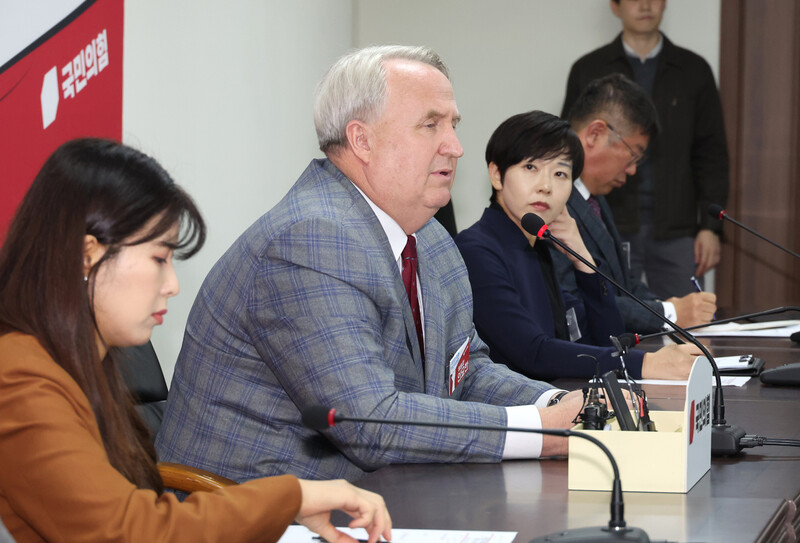 인요한 국민의힘 혁신위원장이 27일 서울 여의도 중앙당사에서 열린 혁신위원회 첫 회의에서 인사말을 하고 있다. 연합뉴스