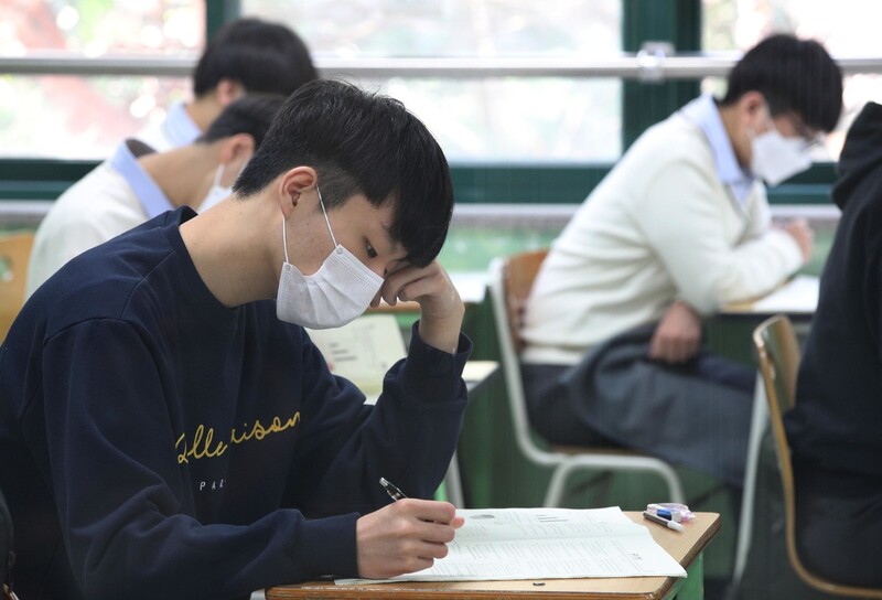 고교 3학년생을 대상으로 한 첫 수능모의평가인 전국연합학력평가가 실시된 지난달 21일 오전 서울 종로구 청운동 경복교등학교에서 학생들이 1교시 시험을 치루고 있다. 김봉규 선임기자 bong9@hani.co.kr