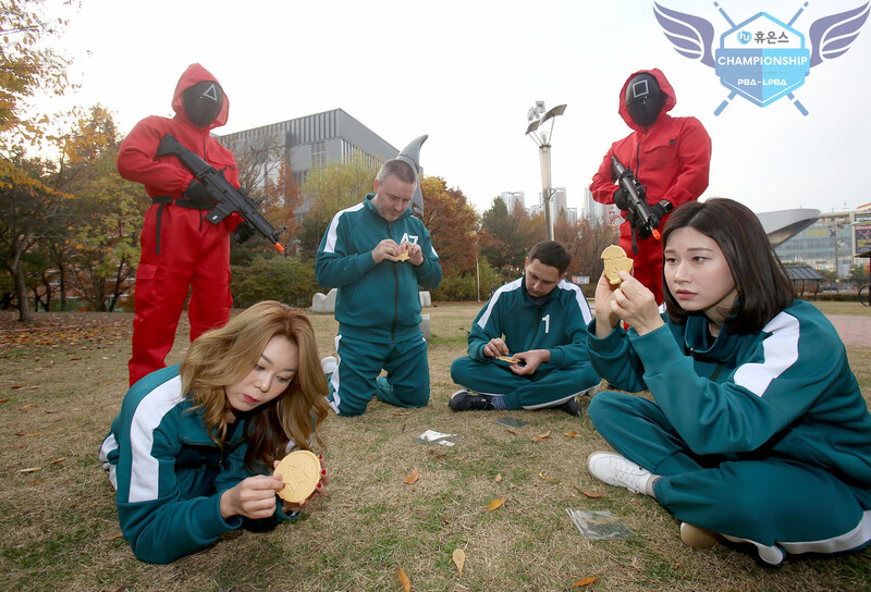 김가영, 이미래, 프레데릭 쿠드롱, 다비드 마르티네스가 달고나 게임을 하고 있다. PBA 제공