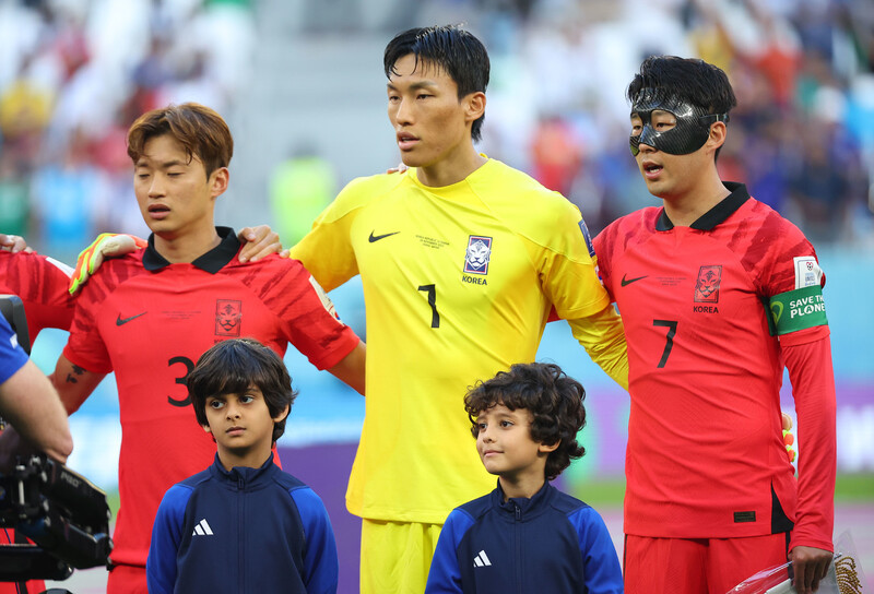 한국 축구대표팀 수문장 김승규(가운데)가 28일(한국시각) 카타르 알라이얀 에듀케이션 시티 스타디움에서 열린 2022 카타르월드컵 H조 가나와 경기에서 애국가를 부르고 있다. 알라이얀/연합뉴스