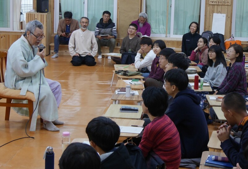 기세춘 선생이 밝은누리 사람들에게 ‘묵자와 예수’에 대해 말하고 있다.