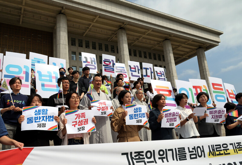 정의당 의원들이 지난달 31일 오전 국회 본청 앞에서 열린 ‘가족구성권 3법’(혼인평등법·비혼출산지원법·생활동반자법) 발의 기자회견에서 모두 발언을 하고 있다. 김경호 선임기자 jijae@hani.co.kr