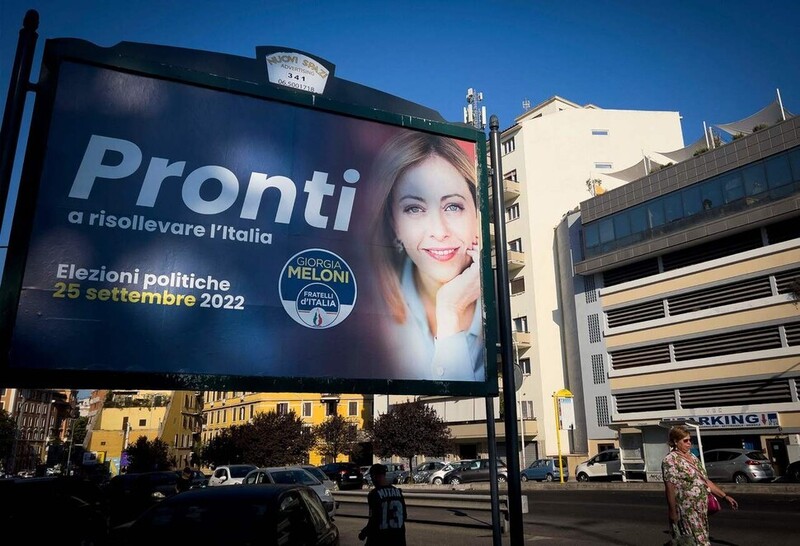 지난 4일 이탈리아 로마의 거리에 오는 9월25일 조기 총선을 앞두고 여론조사 1위를 달리는 조르자 멜로니 ‘이탈리아의 형제들’(FdI) 대표가 등장하는 포스터가 세워져있다. AFP 연합뉴스