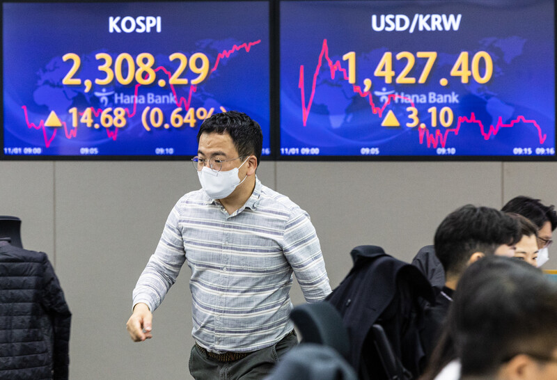 1일 오전 서울 중구 명동 하나은행 본점 딜링룸에 이날 거래를 시작한 코스피와 원-달러 환율이 표시돼 있다. 연합뉴스