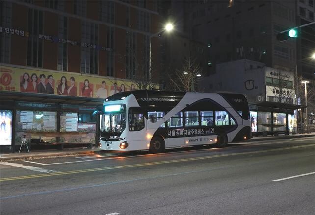 서울시가 4일 밤부터 운행하는 심야자율주행 A21번 버스 모습. 서울시 제공