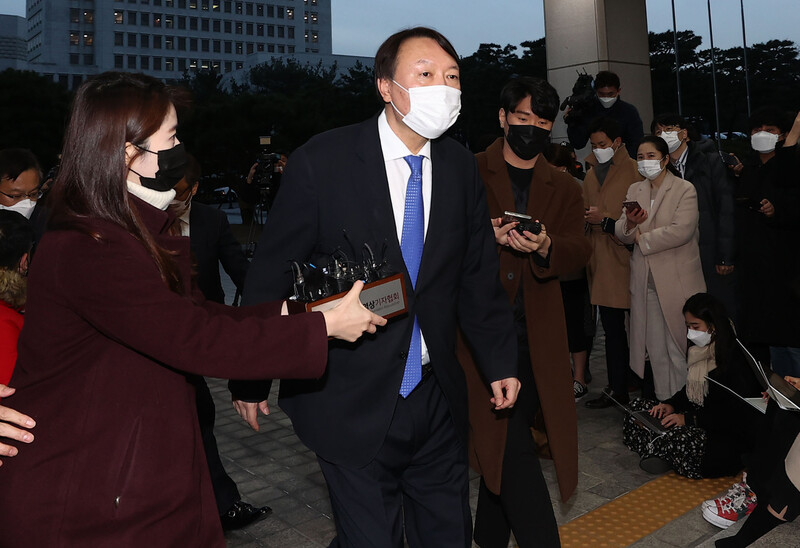 추미애 법무부 장관의 직무배제 결정으로 출근하지 못했던 윤석열 검찰총장이 1일 오후 법원의 직무배제 집행정지 인용 결정이 난 뒤 서울 서초구 서초동 대검찰청으로 출근하고 있다. 연합뉴스