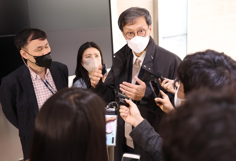 이창용 한국은행 총재 후보자가 지난 1일 오전 서울 중구 세종대로 부영태평빌딩에 마련된 인사청문회 사무실로 출근하며 취재진의 질문에 답하고 있다. 공동취재사진