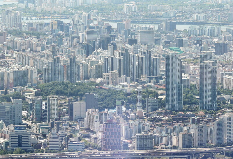 1일 롯데월드타워 전망대 서울스카이에서 바라본 서울 강남 일대의 모습. 연합뉴스