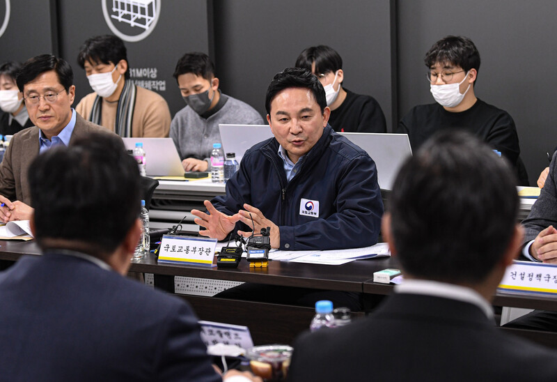 원희룡 국토교통부 장관이 19일 서울 강남구 한 아파트 건설 현장에서 열린 건설 현장 불법행위 근절 관련 원도급사 간담회에 참석해 발언하고 있다. 연합뉴스