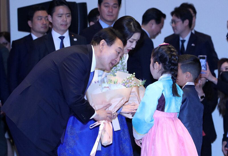 미국을 국빈 방문한 윤석열 대통령이 24일(현지시각) 오후 미국 워싱턴디시의 한 호텔에서 열린 워싱턴 동포 초청 만찬 간담회에 참석해 어린이들에게서 꽃다발을 받고 있다. 윤운식 선임기자 yws@hani.co.kr