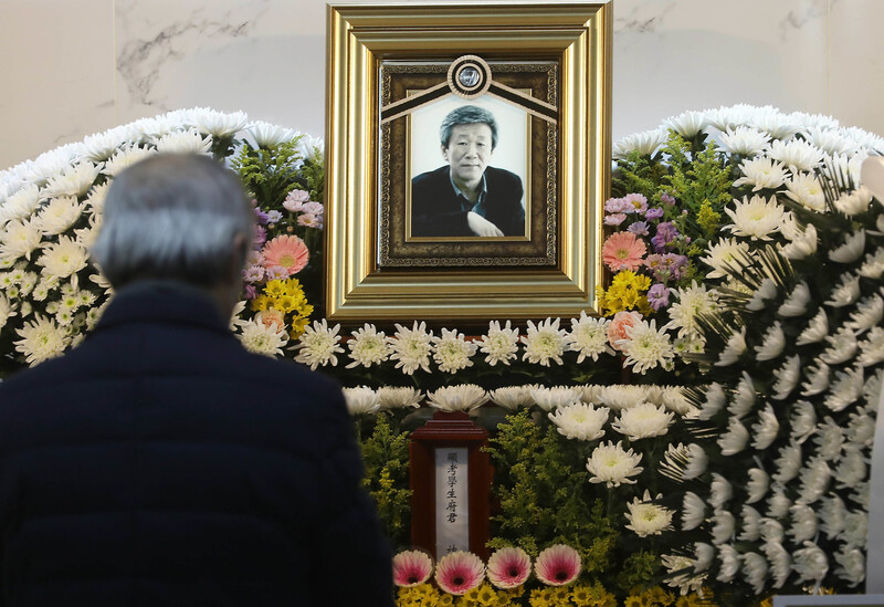 &lt;난장이가 쏘아올린 작은 공&gt;의 작가 조세희 선생의 빈소가 차려진 서울 강동경희대병원 영안실에 26일 오후 한 조문객이 고인의 넋을 기리고 있다. 윤운식 선임기자 yws@hani.co.kr.