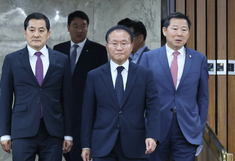 국민의힘 윤재옥 원내대표가 12일 국회에서 열린 원내대책회의에 참석하고 있다. 앞줄 왼쪽부터 박대출 정책위의장, 윤 원내대표, 이철규 사무총장. 연합뉴스