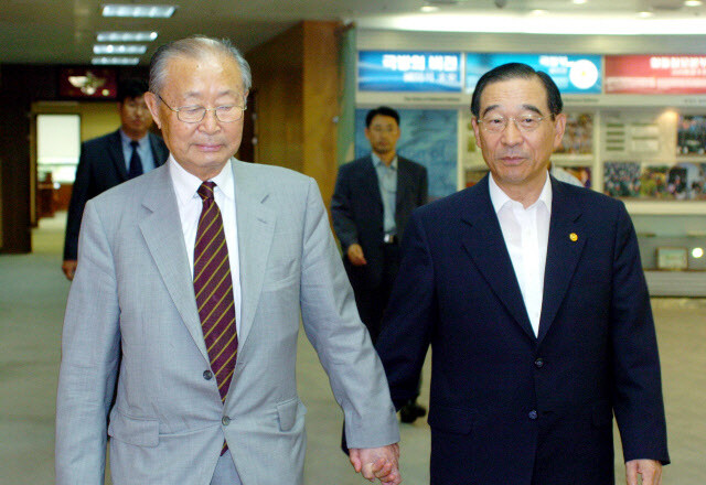 아직 건강하던 시절의 백선엽 장군(왼쪽). 2005년 6월24일 워싱턴에서 열린 한국전 참전 기념행사에 참가하고 돌아온 백선엽 예비역 대장을 윤광웅 당시 국방부 장관이 맞이하고 있다. 한겨레 자료사진