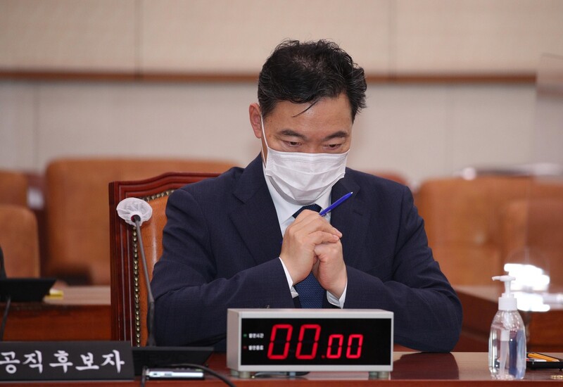 김오수 검찰총장 후보자가 26일 오후 국회 법제사법위원회 인사청문회장에서 청문회 속개를 기다리고 있다. &lt;연합뉴스&gt;