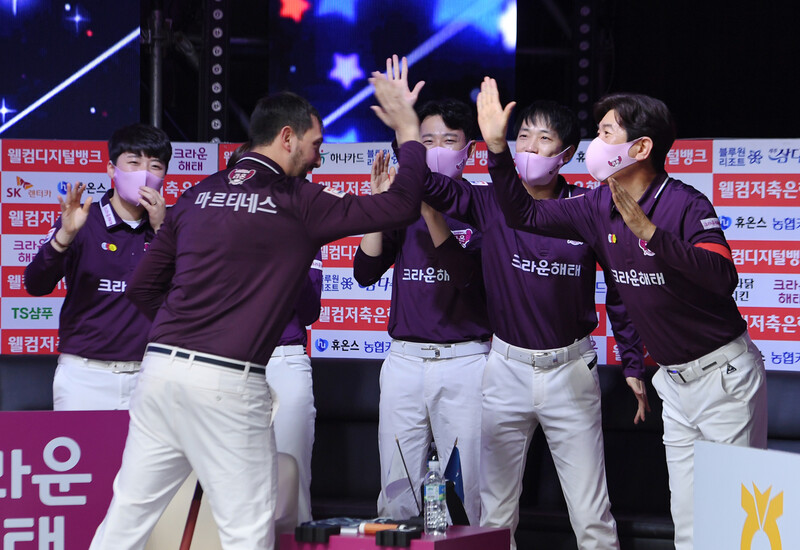 우리말 응원을 펴고 있는 피비에이 팀리그 크라운해태 선수들. PBA 제공