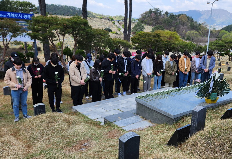 경북 영남대학교 학생들이 8일 오전 광주 북구 망월동 민족민주열사묘역에서 묵념하고 있다.김용희 기자 kimyh@hani.co.kr