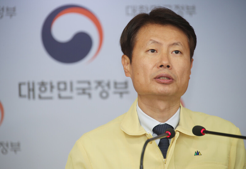 김강립 중앙재난안전대책본부 제1총괄조정관(보건복지부 차관)이 20일 정부서울청사에서 코로나19 대응 현황 등 정례브리핑을 하고 있다. 연합뉴스