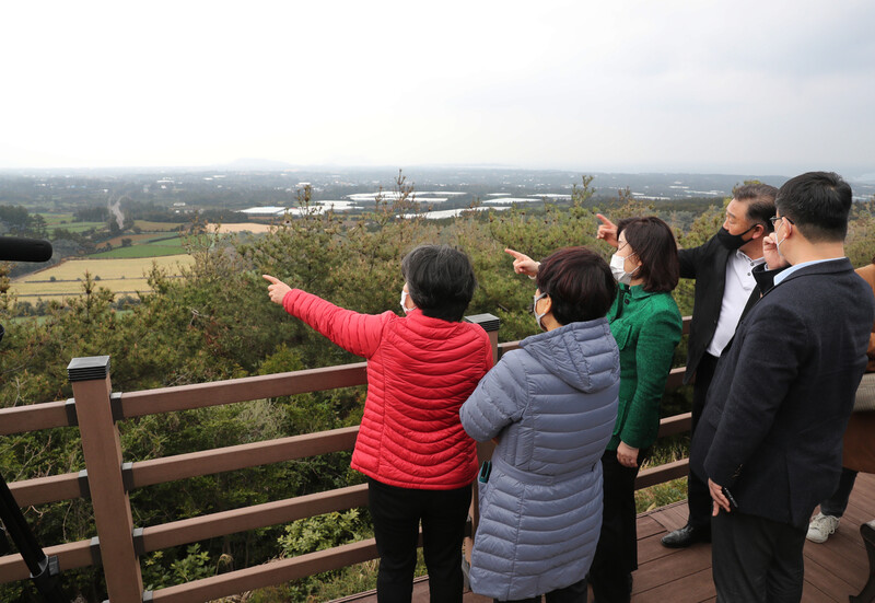 15일 오후 심상정 정의당 의원(가운데)이 강원보 제주 제2공항 성산읍 반대대책위 집행위원장(오른쪽 둘째)의 안내를 받아 제주 서귀포시 성산읍 신산리 독자봉(오름) 전망대에서 제주 제2공항 예정지를 살펴보고 있다. 강원보 위원장은 “이 전망대는 제2공항 계획 발표 뒤 ‘윗분’들이 오면 예정지를 보여주려고 급조한 것”이라고 설명했다. 제주/장철규 선임기자 chang21@hani.co.kr