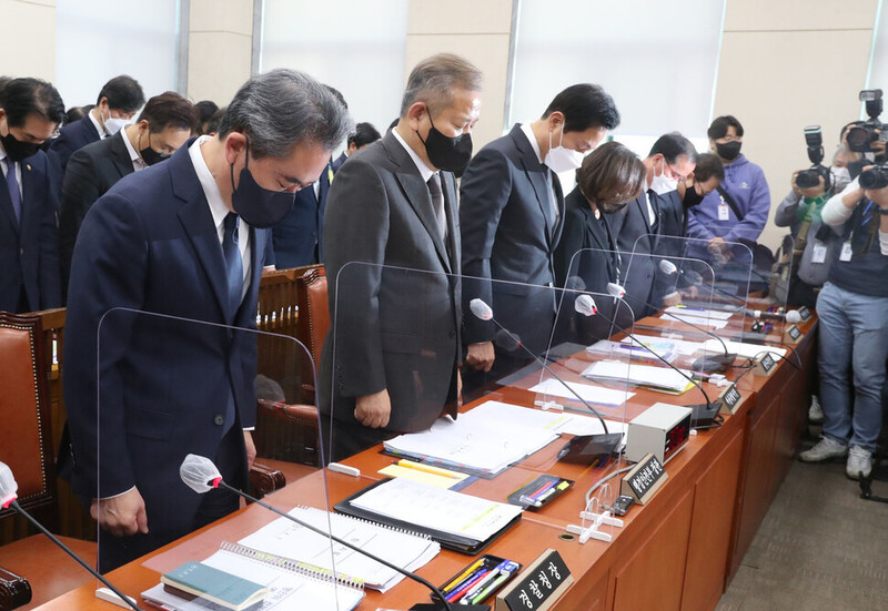 지난 7일 오후 국회에서 열린 행정안전위원회 전체회의에 윤희근 경찰청장(왼쪽부터), 이상민 행정안전부 장관, 오세훈 서울시장, 박희영 서울 용산구청장, 김광호 서울경찰청장, 김승호 인사혁신처장이 출석해 이태원 참사 희생자를 위한 묵념을 하고 있다. 강창광 선임기자