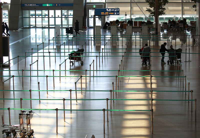 코로나19 여파로 16일 오전 인천국제공항 1터미널 출국장이 한산하다. 연합뉴스.