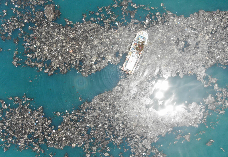 2019년 7월4일 충남 태안군 소원면 앞바다에서 한 어선이 수면 위로 떠오른 해양쓰레기를 수거하고 있다. 플라스틱, 폐어구, 스티로폼 등 해양쓰레기 30여t이 수거됐다. 연합뉴스