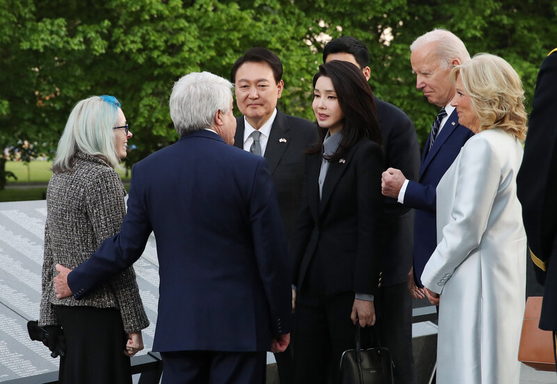 미국을 국빈 방문한 윤석열 대통령과 김건희 여사가 25일(현지시각) 워싱턴DC 한국전 참전기념공원의 추모의 벽 앞에서 조 바이든 미국 대통령 내외와 함께 루터 스토리 상병의 유족을 위로하고 있다. 연합뉴스