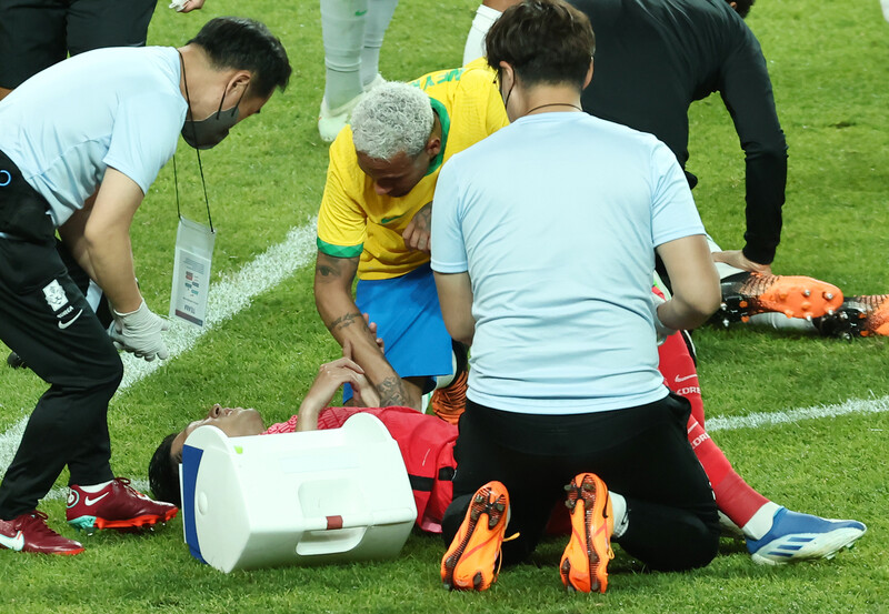 네이마르가 2일 서울월드컵경기장에서 열린 한국과 브라질 축구대표팀 간 평가전에서 통증을 느껴 쓰러져있는 손흥민에게 말을 걸고 있다. 연합뉴스