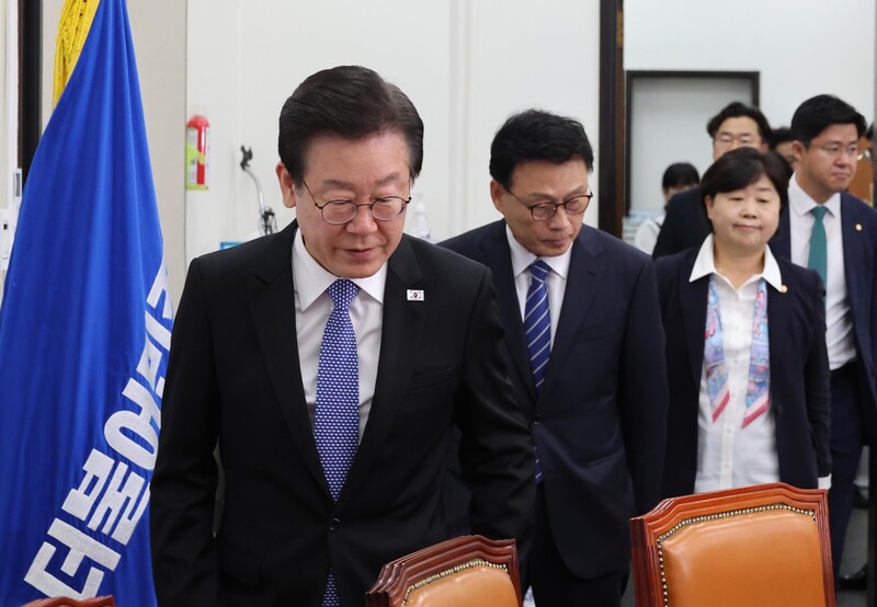 이재명 더불어민주당 대표(왼쪽)와 박광온 원내대표(왼쪽 둘째)가 17일 오전 국회에서 열린 확대간부회의에 참석하고 있다. 김봉규 선임기자 bong9@hani.co.kr