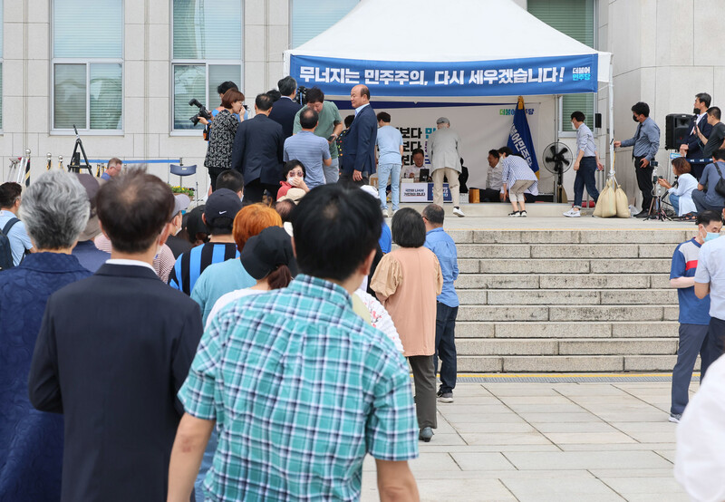 이재명 더불어민주당 대표 지지자들이 3일 나흘째 단식을 이어가고 있는 이 대표를 위로하기 위해 국회 본청 앞에 줄지어 서 있다. 연합뉴스