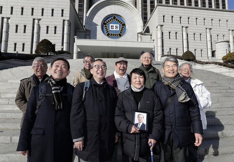 재일동포 조작간첩사건의 고 최철교씨에 대한 재심(지난 1월17일)에서 무죄가 선고된 직후 서울중앙지법 앞에서 그의 딸 최종숙(앞줄 오른쪽 둘째)씨와 구원활동을 해왔던 일본 시민, 재일동포 양심수들이 기뻐하고 있다. 아랫줄은 왼쪽부터 강종헌(양심수), 황영치(최종숙씨 남편), 최종숙, 이철(양심수)씨다. 뒷줄은 왼쪽부터 와타나베 가즈오(구원회), 고치 도루(구원회), 강종건(양심수), 이시이 히로시(구원회), 가토 다카시(구원회)다. 김명진 기자 littleprince@hani.co.kr&nbsp;