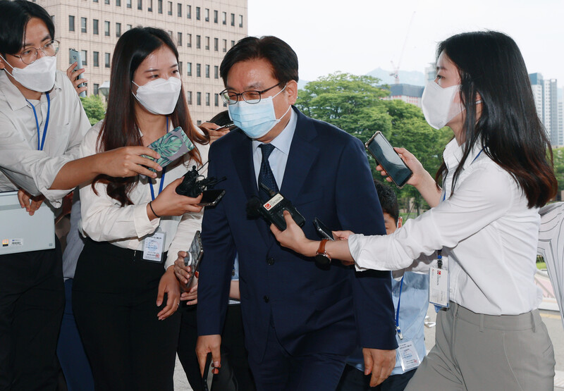 검찰 인사위원회 위원인 전지연 연세대 법학전문대학원 교수가 23일 오후 정부과천청사 법무부에 도착해 회의실로 향하며 기자들의 질문을 받고 있다. 연합뉴스