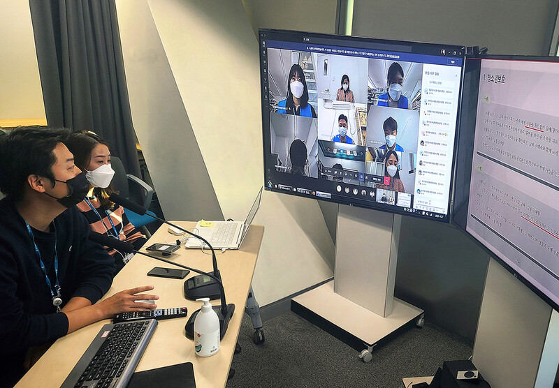 지난 10일 지에스25가 서울 강남 지에스타워 본사에 쌍방향 화상회의가 가능한 '스마트 컨퍼런스룸'을 신설하고, 디지털 전환과 온라인 커뮤니케이션에 박차를 가한다고 발표한 내용의 사진. 지에스리테일 제공.
