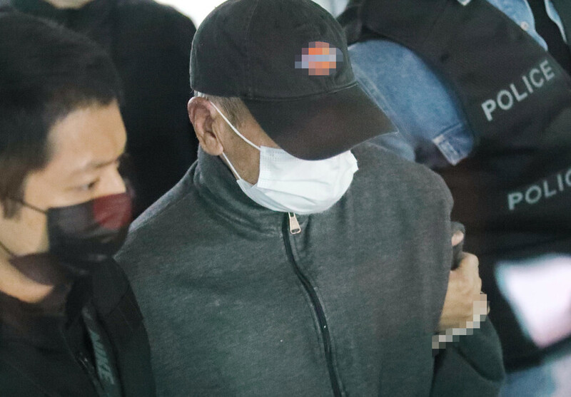 마포 공덕동의 모텔 건물에 불을 지른 혐의로 체포된 조아무씨가 2020년 11월 서울 마포구 서부지법에서 열린 영장실질심사를 마치고 호송차로 향하고 있다. 연합뉴스
