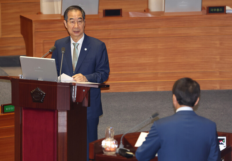 한덕수 국무총리가 6일 국회에서 열린 본회의 대정부질문에서 성일종 국민의힘 의원 질의에 답하고 있다. 연합뉴스