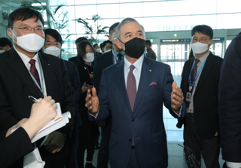 11일 오전 해리 해리스 주한미국대사가 인천국제공항 2터미널 3층 1단계 발열체크 현장을 둘러보고 있다. 연합뉴스