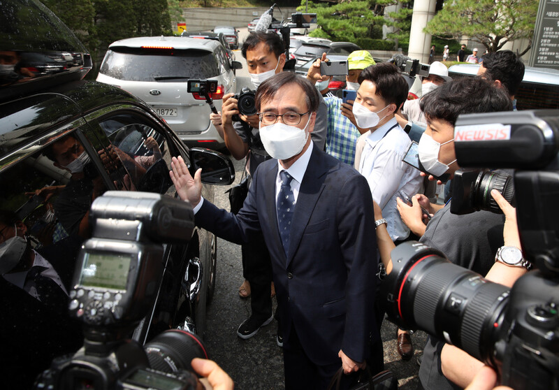 압수수색 과정에서 한동훈 검사장을 폭행한 혐의로 재판에 넘겨진 정진웅 울산지검 차장검사가 12일 오후 서울 서초구 서울중앙지법에서 열린 1심 선고 공판에 출석한 뒤 자신이 타고 온 차량인 줄 착각해 운전자에게 양해의 손짓을 하고 있다. 연합뉴스