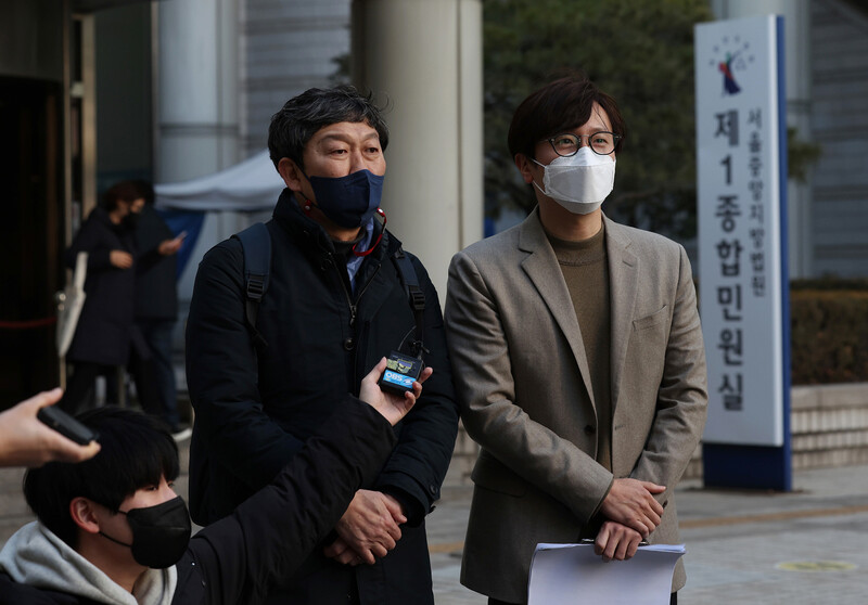 김영환 민족문제연구소 대외협력실장(왼쪽)과 강제동원 피해자 대리인인 임재성 변호사가 8일 오후 서울 서초구 서울중앙지법에서 기자들의 질문에 답하고 있다. 연합뉴스