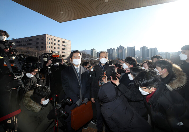 윤석열 검찰총장 쪽 특별변호인 이완규 변호사(오른쪽)와 이석웅 변호사가 15일 정부과천청사 법무부에서 열린 윤 총장에 대한 검사징계위원회 2차 심의에 출석하며 취재진 질문에 답하고 있다. 연합뉴스