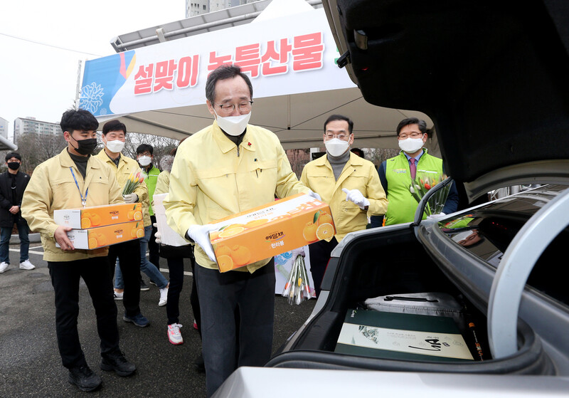 지난 6일 전북도청 주차장에서 설맞이 농산물 판매 드라이브 스루 행사가 열렸다. 송하진 전북지사 등이 농산물을 구입하고 있다. 전주시 제공