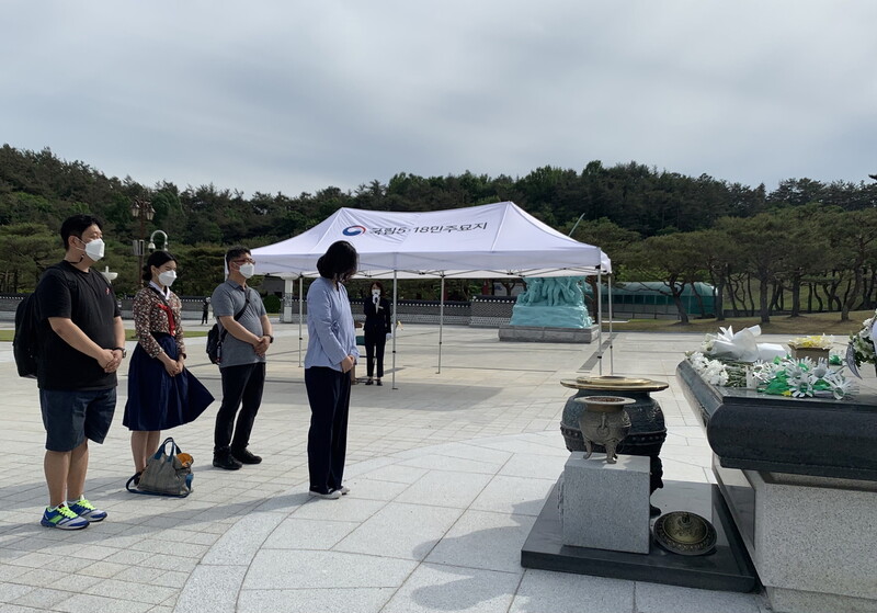 지난해 10월 광주광역시교육청이 진행한 ‘5·18민주화운동 교육 직무연수’에 참여한 교직원들이 국립5·18민주묘지를 참배하고 있다.광주시교육청 제공