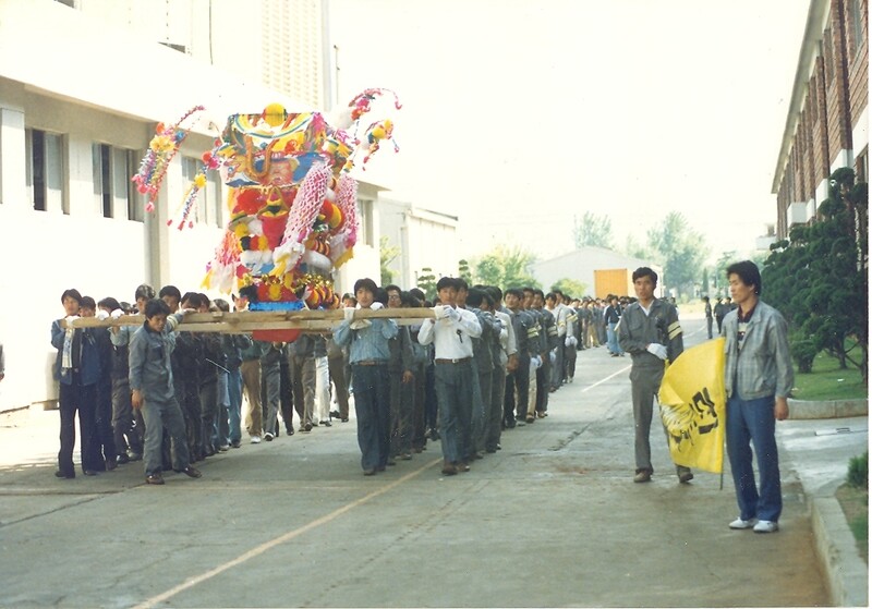 1990년 민주노조를 지키려고 분신한 윤정민의 동료 이영일 열사의 영결식이 열렸다. ‘통일-S&amp;T 중공업 노조운동 30년사 끝나지 않은 저항’ 저자 김정호 제공.